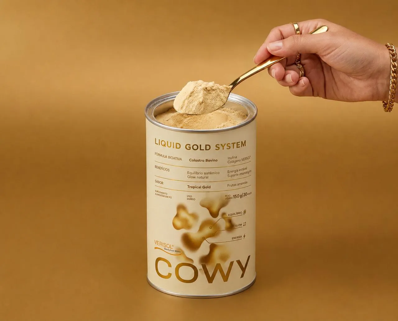 Colher com colostro bovino em pó sobre o pote COWY