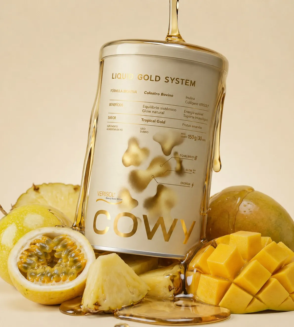 Pote de COWY com fio de ouro líquido escorrendo e frutas amarelas