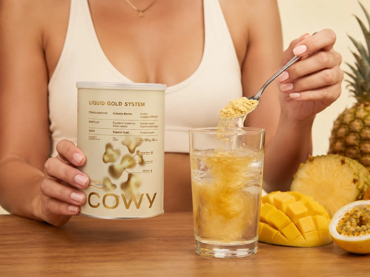 Preparo do ritual COWY: pó dourado sendo dissolvido em água gelada